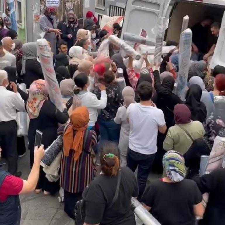 Bağcılarda indirimli halıya hücum Fiyatı gören akın etti, izdiham oluştu