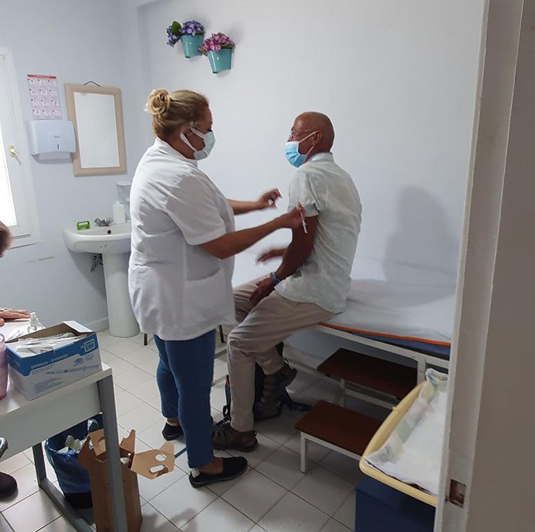 2 kez Almanya’da, 4 kez Türkiye’de aşı oldu