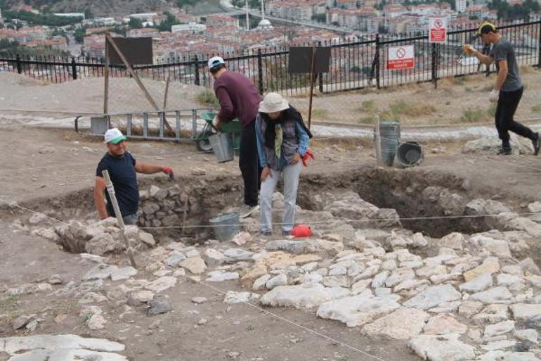 Harşena Kalesi’nde 600 yılık külliye keşfi