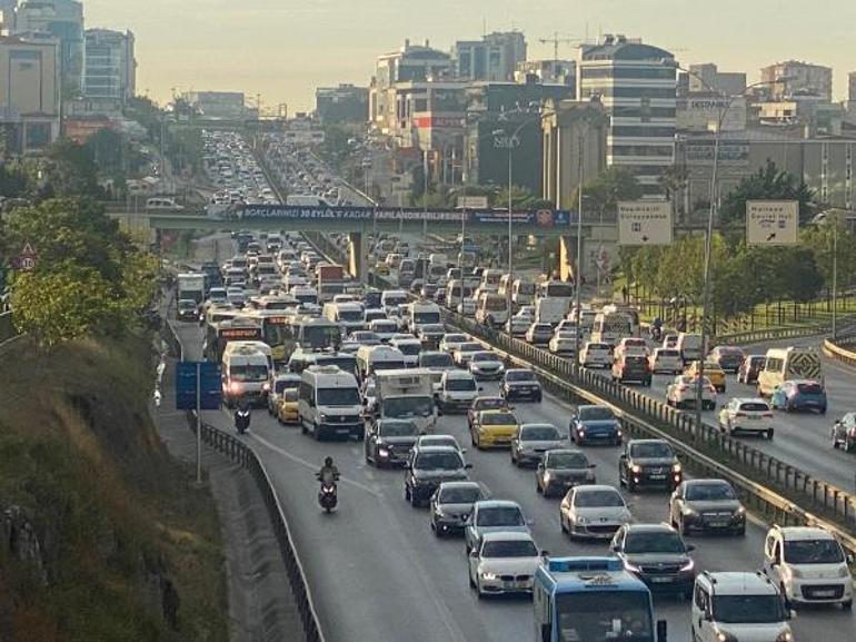 İstanbulda haftanın ilk gününde trafik yoğunluğu