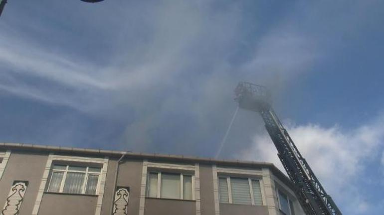 Bayrampaşada çatı yangını Güvercinler telef oldu...