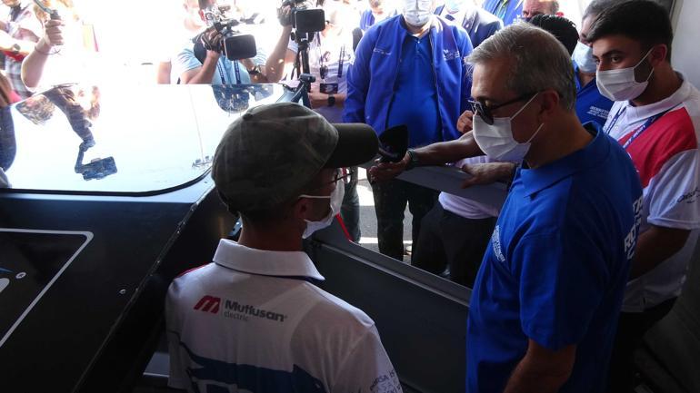 Savunma Sanayii Başkanı Demirden otonom araç yapan gençlere destek