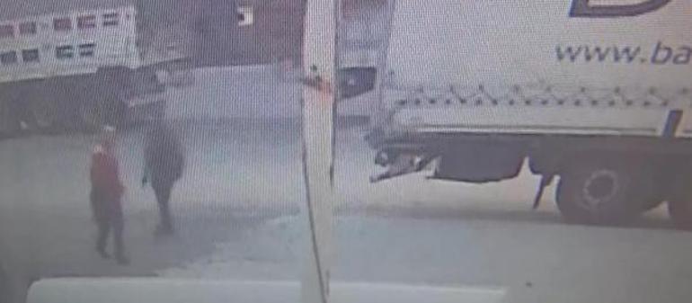 TIRa binmeye çalışan göçmenler, kendilerini fark eden bekçiye silah çekti