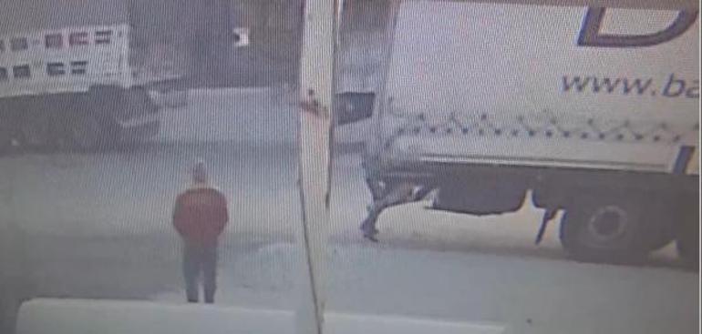 TIRa binmeye çalışan göçmenler, kendilerini fark eden bekçiye silah çekti