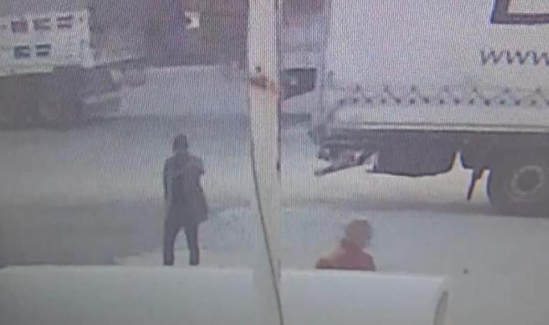 TIRa binmeye çalışan göçmenler, kendilerini fark eden bekçiye silah çekti