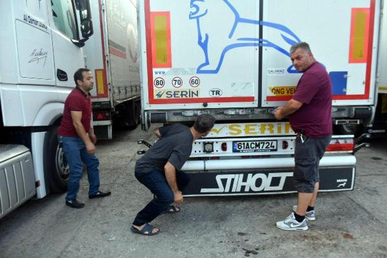 TIRa binmeye çalışan göçmenler, kendilerini fark eden bekçiye silah çekti