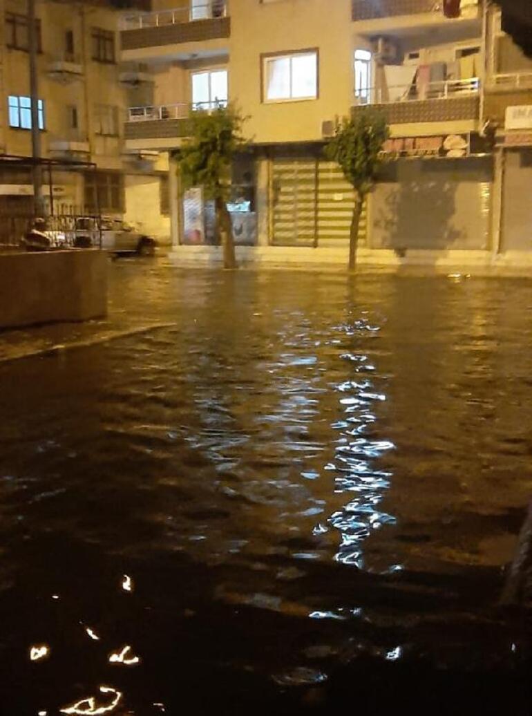 İskenderun’da şiddetli yağış Yolları su bastı