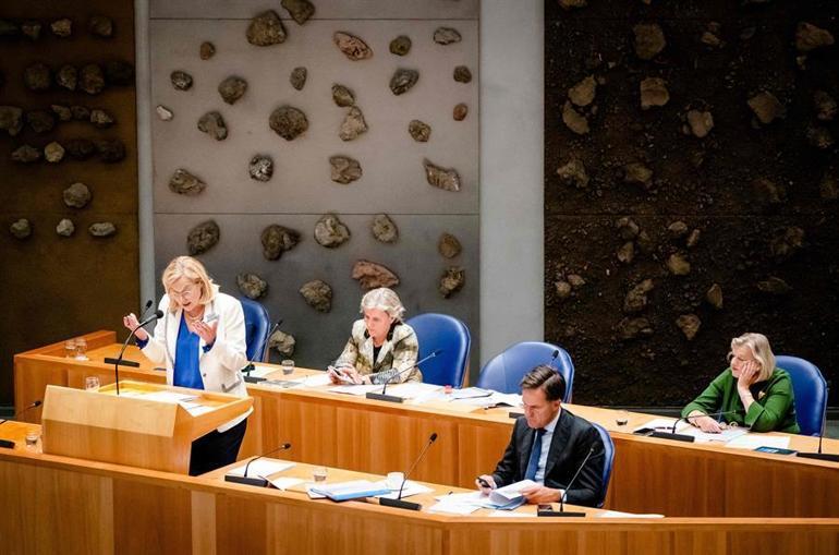 Son dakika: Hollanda parlamentosunda Afganistan depremi... stifalar pe pee geldi
