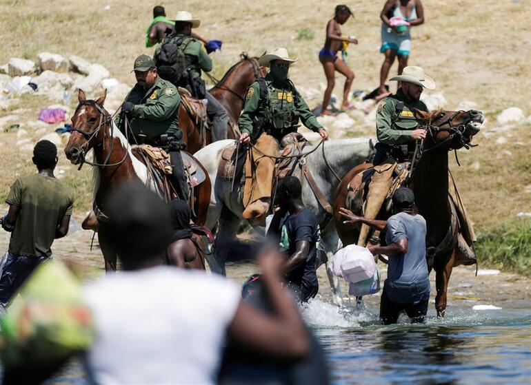 Dünya bu fotoğrafları konuşuyor... Beyaz Saray özür diledi: ABD sınır polisi göçmenleri kırbaçladı