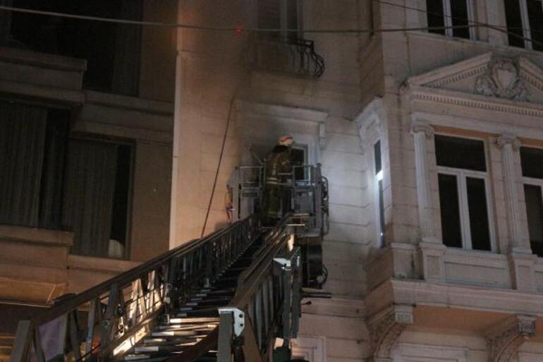 Emre Kınay Oyunculuk Akademisinin bulunduğu binada kokutan yangın