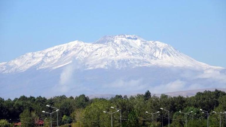 Süphan Dağı zirvesi, bembeyaz oldu