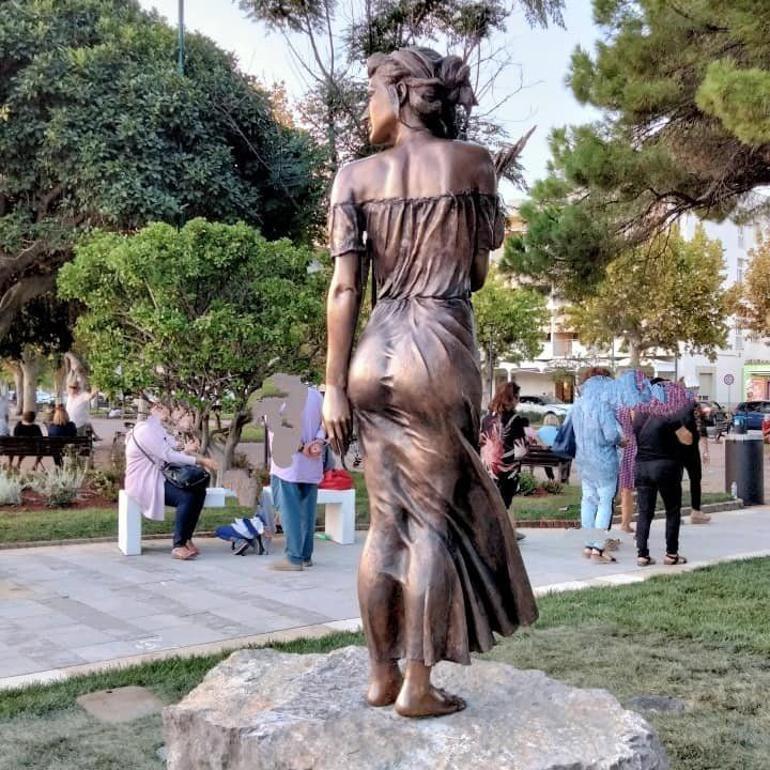 İtalyayı karıştıran müstehcen heykel