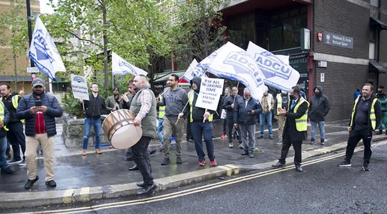 Londra’da Türk şoförler halaylarla Uber’i protesto etti
