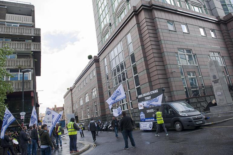 Londra’da Türk şoförler halaylarla Uber’i protesto etti