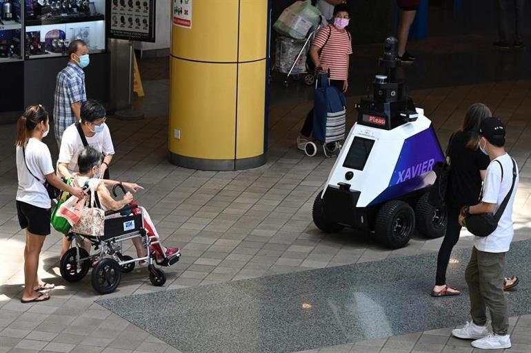 Singapurda halkı tedirgin eden devriye robotları