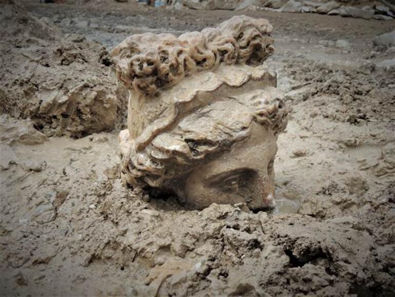 Κεφάλια αγαλμάτων της Αφροδίτης και του Διονύσου που ανακαλύφθηκαν στην αρχαία πόλη Αιζάνοι