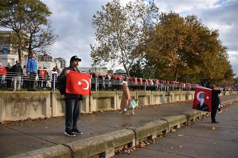 Kadıköy ve Maltepede Ataya saygı zinciri oluşturuldu