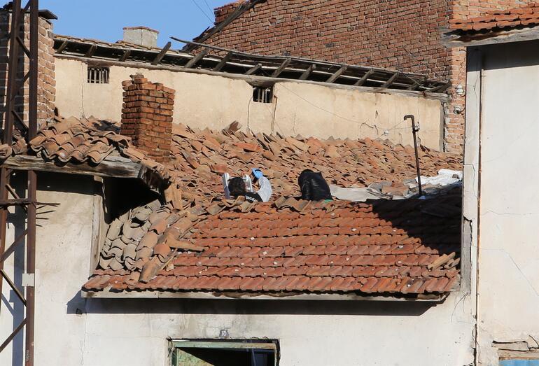 Çorumda korkunç ölüm Kayıp ihbarı yapılan gencin cesedi metruk evin çatısında bulundu