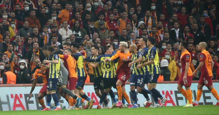 Son Dakika Haberi... Galatasaray-Fenerbahçe derbisinde iki kez saha karıştı Mesut Özile büyük tepki, Muslera...