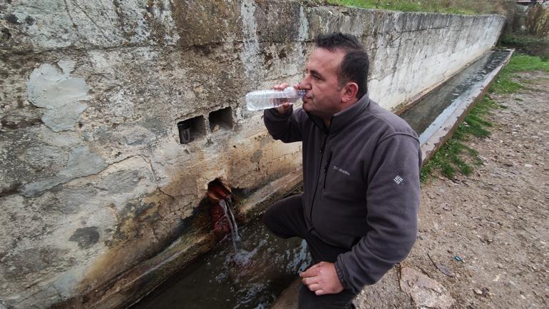 Bu köyün çeşmesinden doğal maden suyu akıyor Bidon bidon doldurup evlerine götürüyorlar