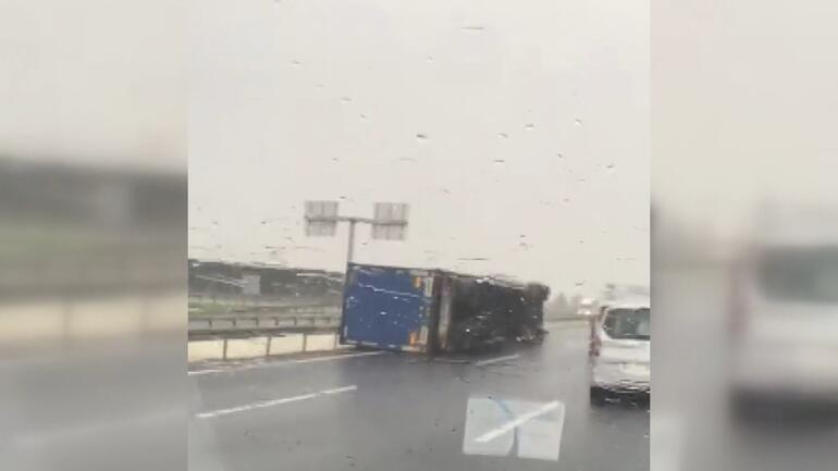 Son dakika: İstanbulda fırtına paniği Hayat felç oldu... Korku dolu anlar kamerada
