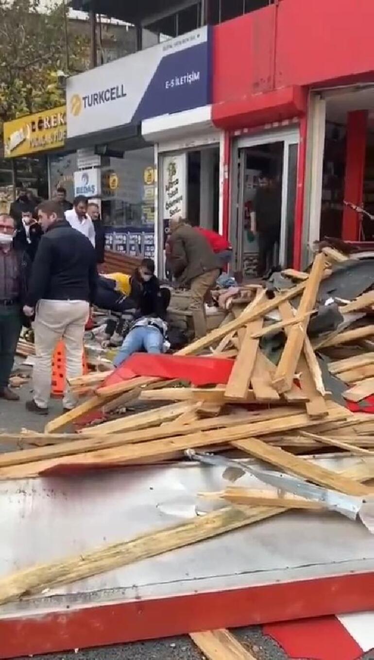 Son dakika: Meteoroloji uyarmıştı Bursa, İzmir ve İstanbulda fırtına… Çatı yoldakilerin üzerine uçtu: İki kişi hayatını kaybetti