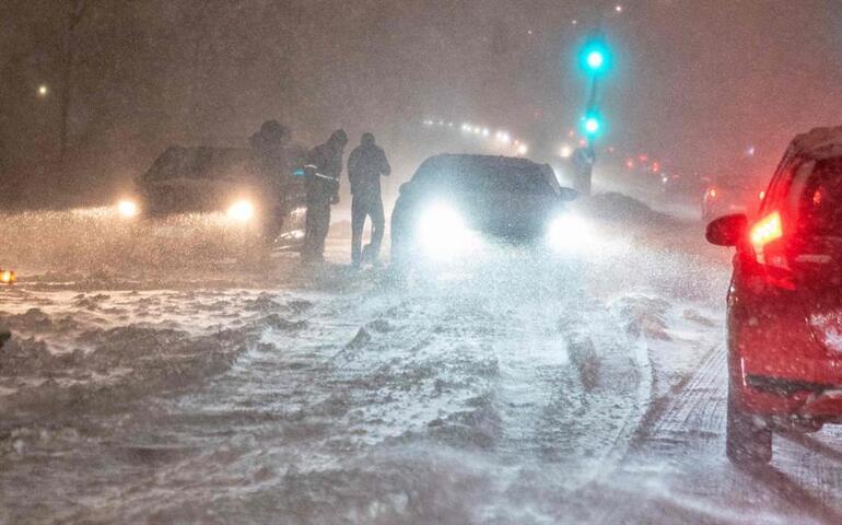 Danimarka&#39;yı kar fırtınası vurdu: Sürücüler yolda kaldı, uzun araç kuyruğu  oluştu - En Son Haberler