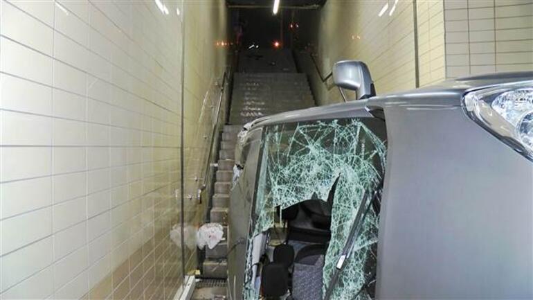 Doğum gününde feci ölüm Korkunç kaza: Araç metro alt geçidine uçtu