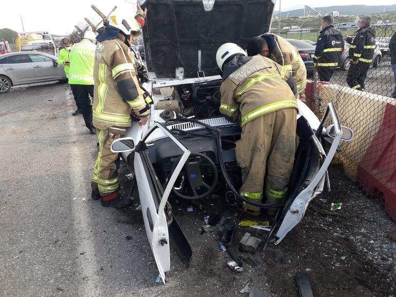 İzmirde korkunç kaza Otomobil ikiye bölündü: 4 yaralı