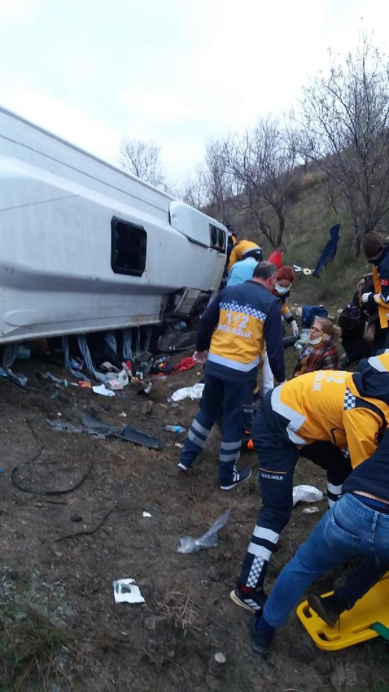 Amasya&#39;da tur midibüsü devrildi: 27 yaralı - Son Dakika Flaş Haberler