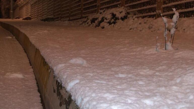 son dakika istanbul da mevsimin ilk kar yagisi beyaza burundu meteoroloji den yeni hava durumu uyarisi