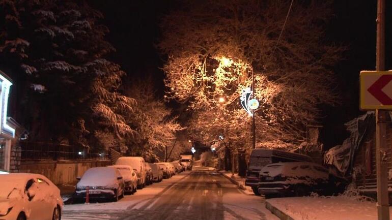 Son dakika... İstanbulda mevsimin ilk kar yağışı Beyaza büründü... Meteorolojiden yeni hava durumu uyarısı