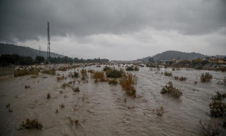 Son dakika... Meteorolojiden kırmızı uyarı Bir bölge alarmda: Aşırı yağış geliyor... Okullar tatil edildi