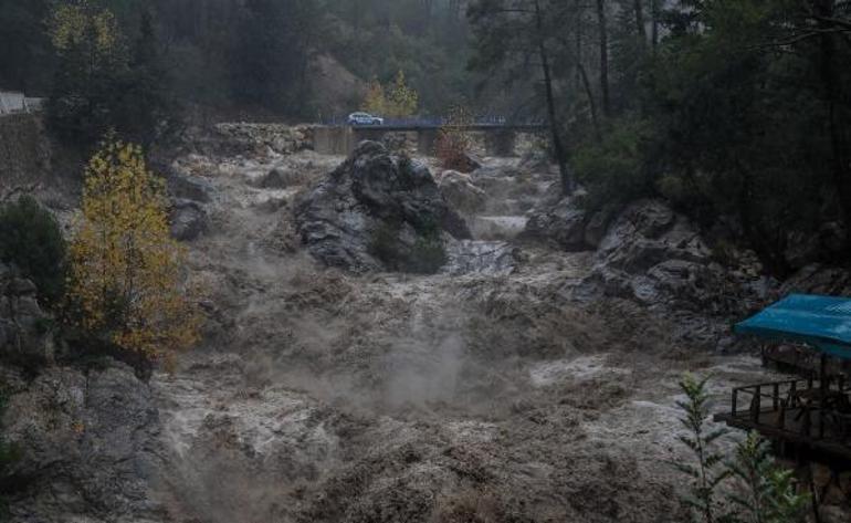 Son dakika... Meteorolojiden kırmızı uyarı Bir bölge alarmda: Aşırı yağış geliyor... Okullar tatil edildi