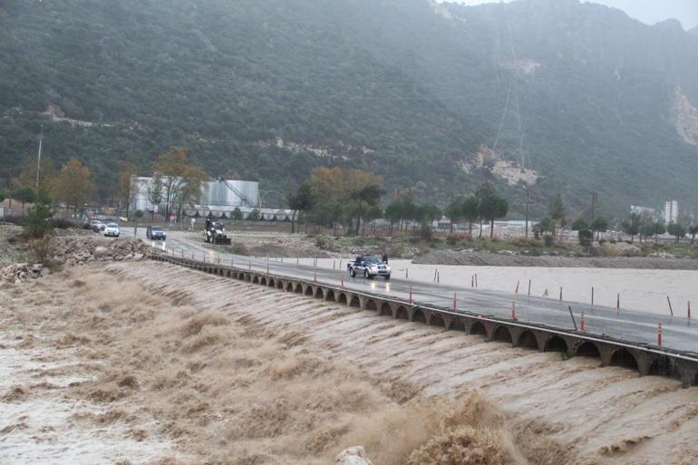 Son dakika... Meteorolojiden kırmızı uyarı Bir bölge alarmda: Aşırı yağış geliyor... Okullar tatil edildi