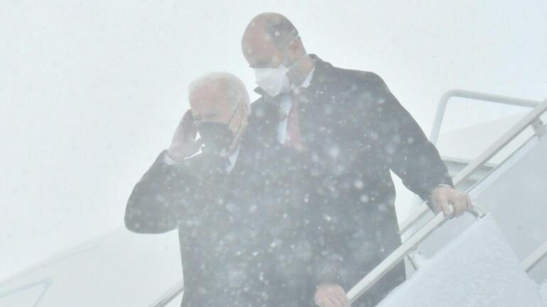 U.S. snowstorm Biden stranded on plane, vehicles waited in snow for 15 hours