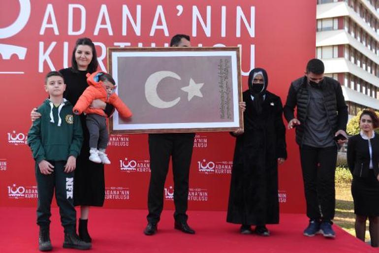 Adanada 3 bin 628 metrelik Türk Bayrağı açıldı... Vali böyle duyurdu: Türkiye rekoru kırdık