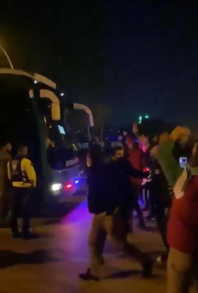Bursaspor taraftarı, takım otobüsünün önünü kesti Bizi rezil ettiniz, yönetim istifa