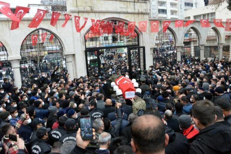 Şehit teğmen Murat Alyakutun cenaze namazını imam ağabeyi kıldırdı