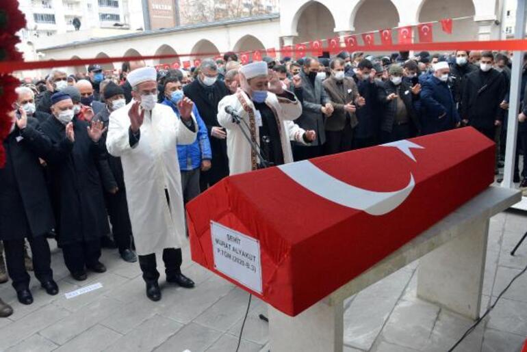 Şehit teğmen Murat Alyakutun cenaze namazını imam ağabeyi kıldırdı