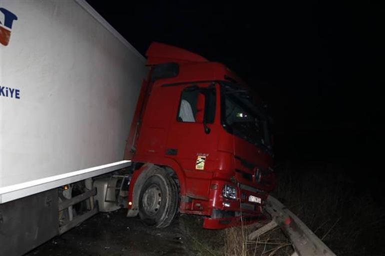 Çanakkalede akaryakıt istasyonundan çıkan TIR’a otomobil çarptı: 5 ölü