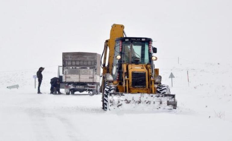 Karsta yoğun kar 2 öğretmen mahsur kaldı, ekipler seferber oldu