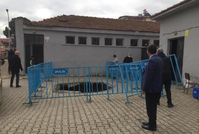 Manisada ilkokulun bahçesinde göçük Çakıllı kumla kapatıldı