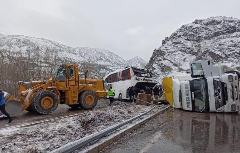 Sivasta yolcu otobüsü kaza yaptı: Ölü ve yaralılar var