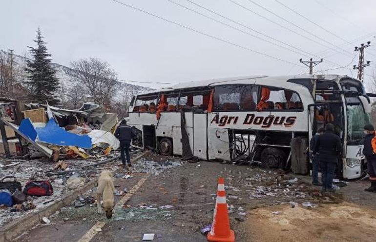 Sivasta yolcu otobüsü kaza yaptı: Ölü ve yaralılar var