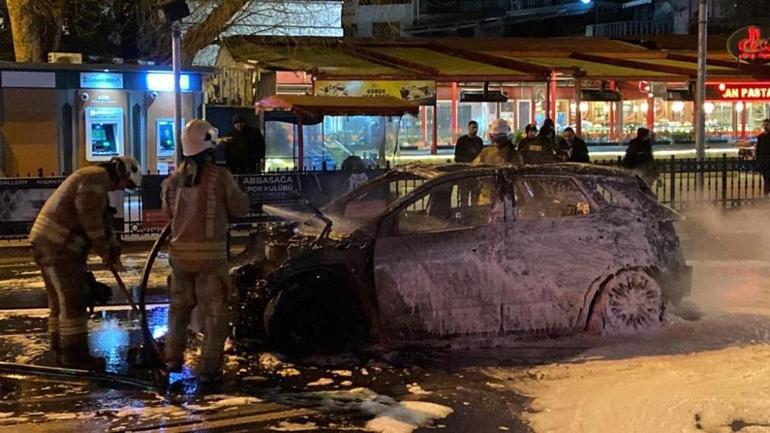 Beşiktaşta otomobil alev alev yandı: Küle döndü