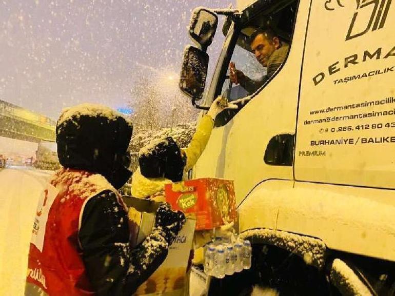 Son dakika... İstanbul kara teslim Yollar kapandı, araçlar mahsur kaldı... Özel araçların trafiğe çıkması yasaklandı