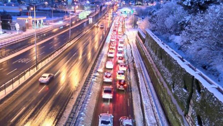 Son dakika... İstanbul kara teslim Yollar kapandı, araçlar mahsur kaldı... Özel araçların trafiğe çıkması yasaklandı