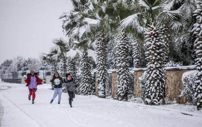 Son dakika... Muğla ve Antalyada kar yağışı Karayolu trafiğe kapandı... Yıllar sonra ilk kez yağdı