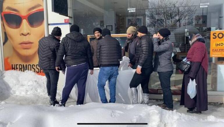 İstanbul dev bir otoparka döndü Kar çilesi bugün de devam etti... Vali Yerlikayadan yeni çağrı